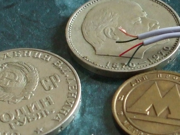 Tiny Litz wires with two Soviet 1-ruble coins and a Moscow Metro token, cropped and full size.