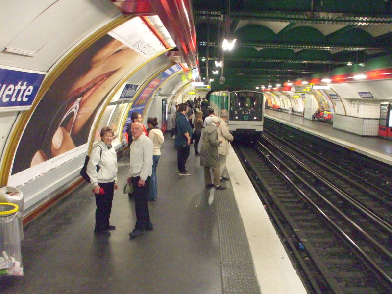 Paris Métro station platform.