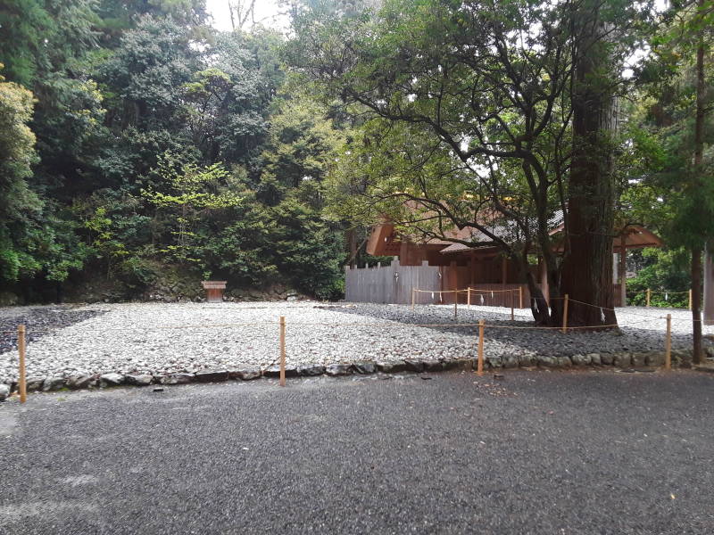 Auxiliary shrine and oi-ya at Gekū.