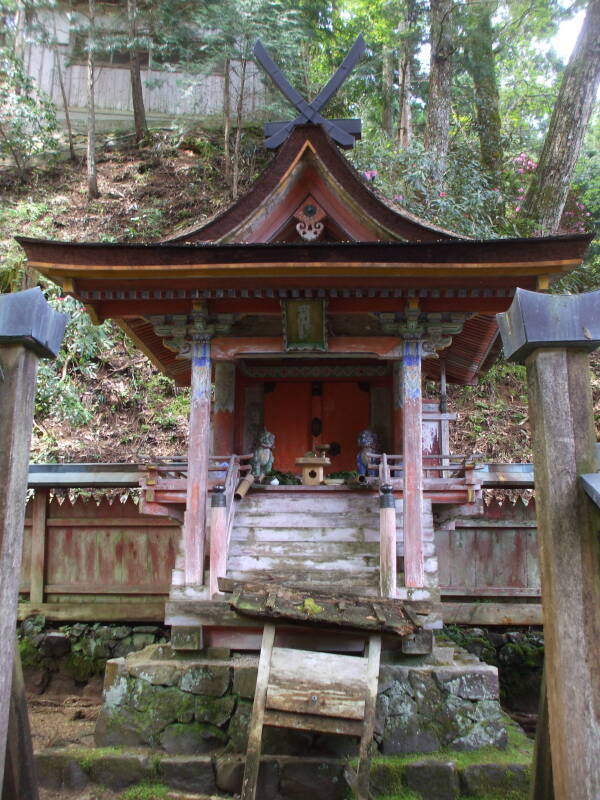 Shintō shrine on the hill above Kongō Sanmai-in in Kōya-san.
