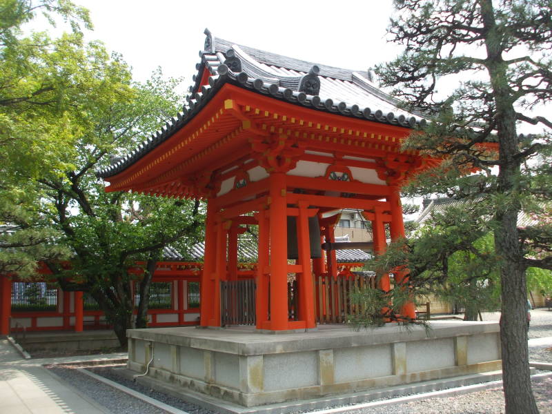 Bell at Sanjūsangen-dō.