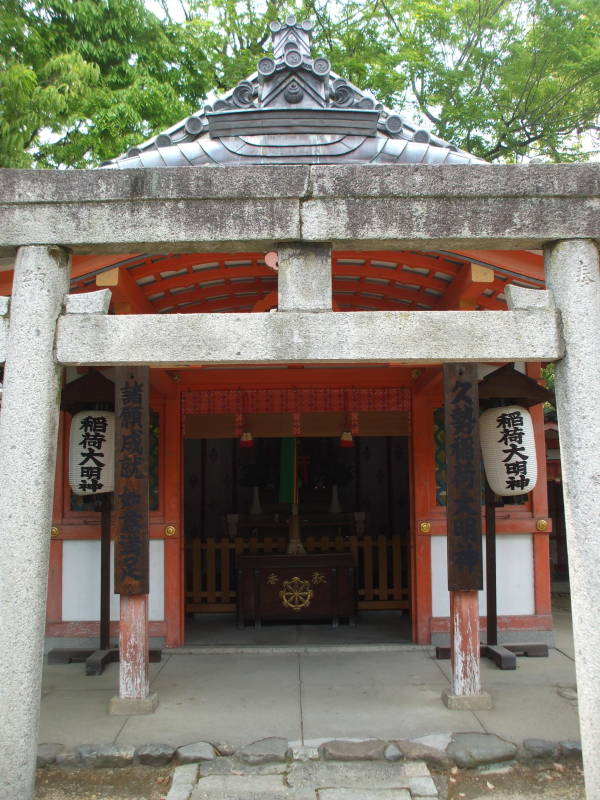 Small temple at Sanjūsangen-dō.