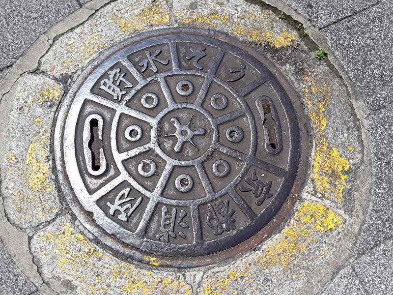 Custom manhole cover in Kyōto.