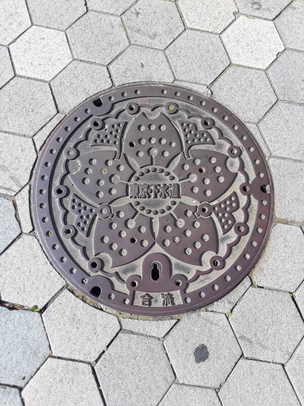 Custom manhole cover in Asakusa district in Tōkyō.