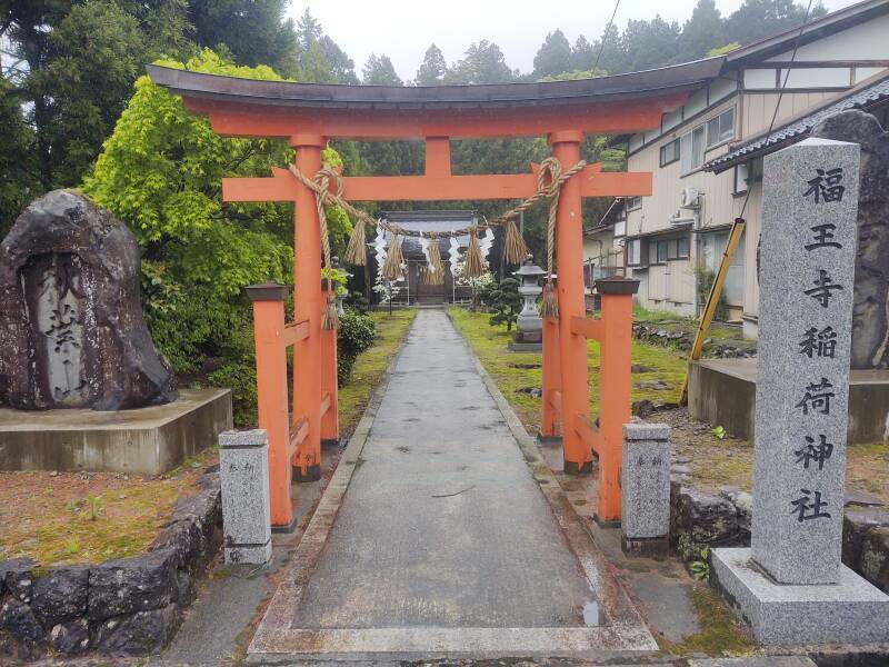 Orange torii at a Shintō shrine.
