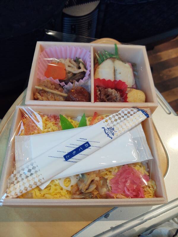 Bentō lunch on board the Sonic Limited Express from Kokura to Ōita.