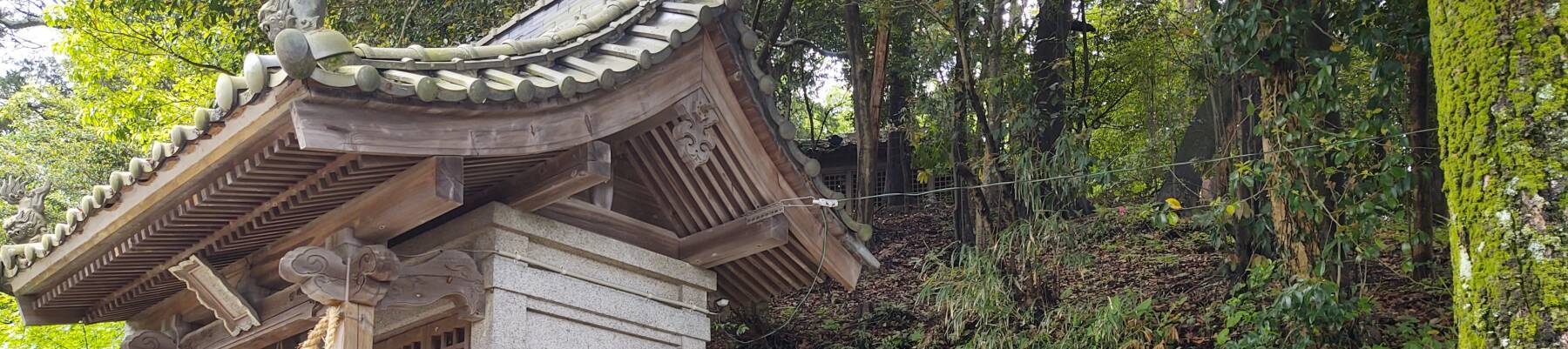 Kanzaki Hachiman Shrine with the Tsukiyama kofun in the background.