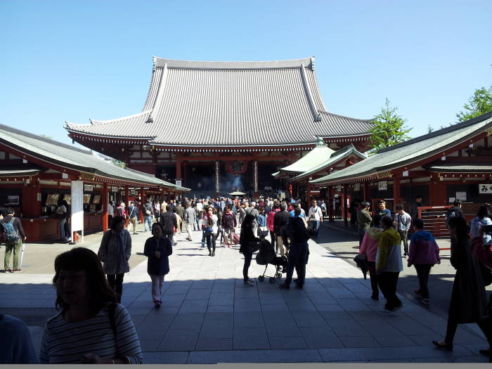 Approach to the Sensō-ji Buddhist temple in Asakusa, Tōkyō.