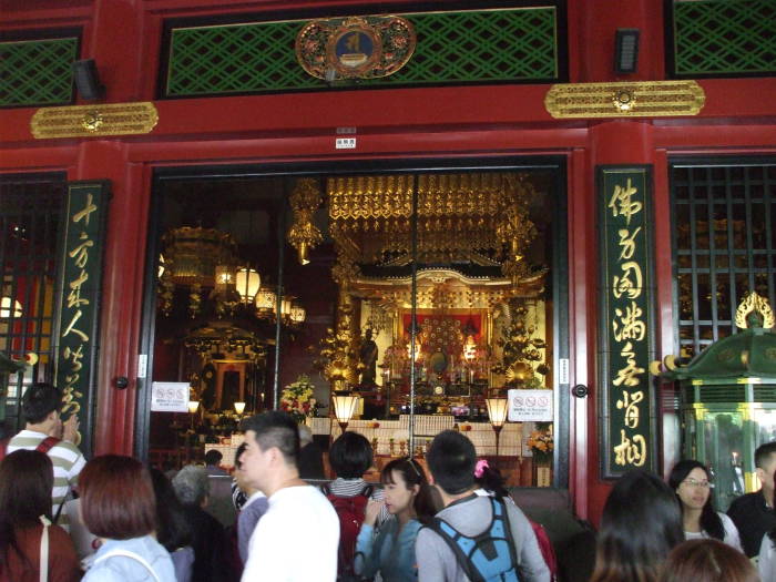 Sensō-ji Buddhist temple in Asakusa, Tōkyō, crowded with tourists mid-day in May.