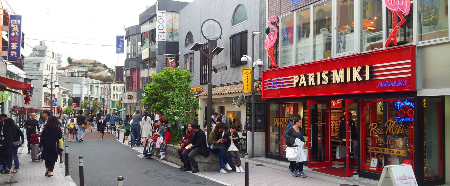 Trendy shops along Cat Street in the Harajuku district in Tōkyō.