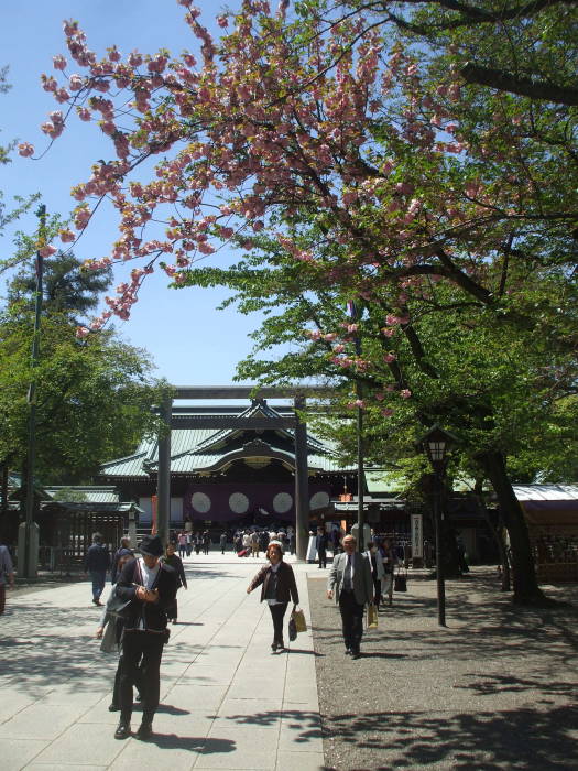 Approaching the third torii at the Yasukuni Shrine.