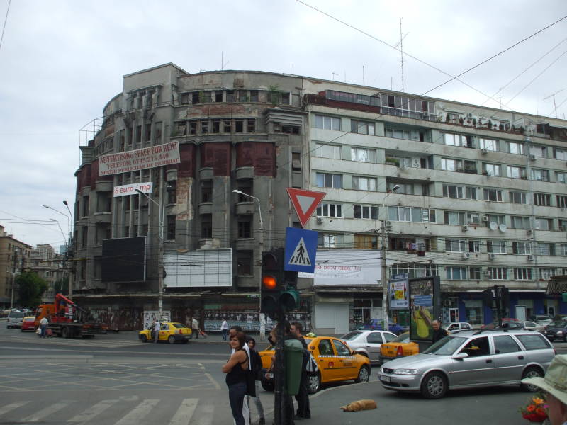 Building between Bucureşti Gară de Nord train station and Piaţa Victoriei in Bucharest, Romania.