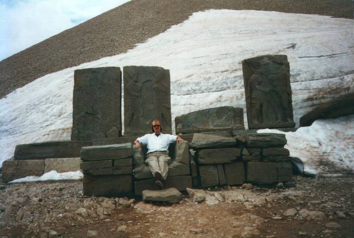 Bas-relief carvings of astronomical alignments at the summit of Nemrut Dağı.