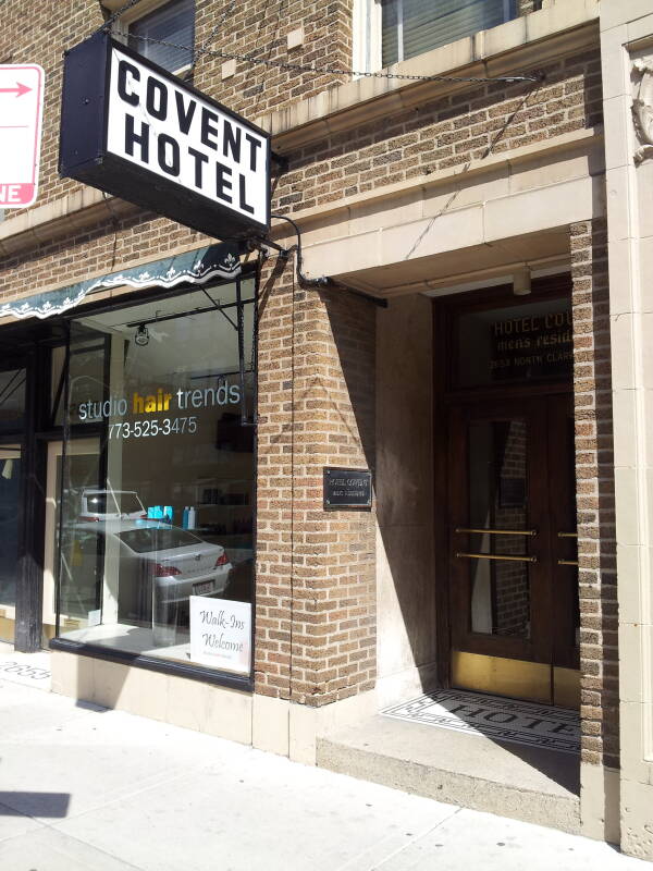 Entrance to Hotel Covent in Lincoln Park, Chicago.