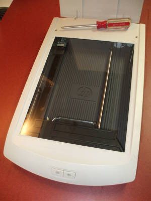 Hewlett-Packard ScanJet 2200c flatbed scanner.