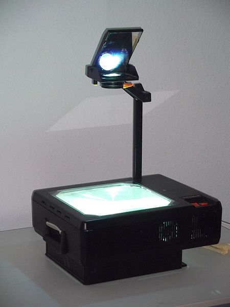 Overhead projector from https://de.wikipedia.org/wiki/Overheadprojektor#/media/Datei:OverheadReise1.JPG.