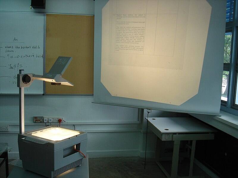 Overhead projector from https://fr.wikipedia.org/wiki/R%C3%A9troprojecteur#/media/Fichier:OHP-sch.JPG