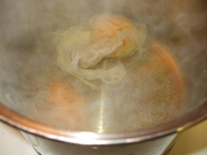 Steeping the orange peel in boiling water: at the beginning.