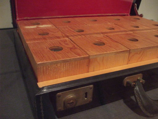 A 3x5 array of finger boxes in a valise.