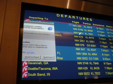 Epic fail: Crash dump screen, Detroit airport flight status system.