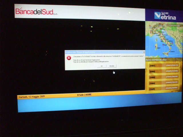 Epic fail: Italian bank machine crash dump screen.