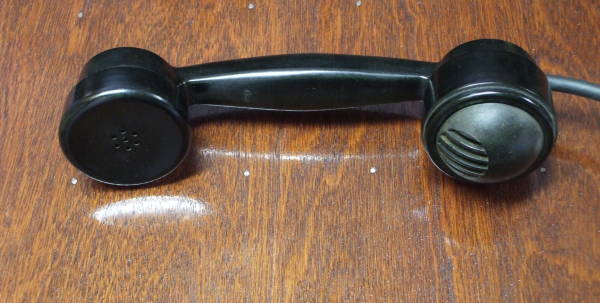 Soviet Багта-50 telephone handset, three-quarter view