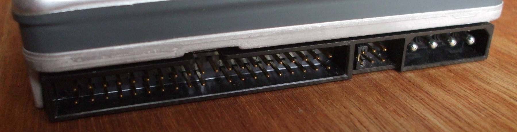 PATA data connector and power connector on a 3.5 inch PATA disk.