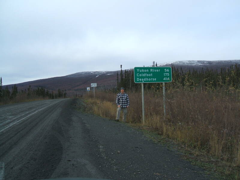 Sign on the Dalton Highway in Alaska: Yukon River 56, Coldfoot 175, Deadhorse 414.