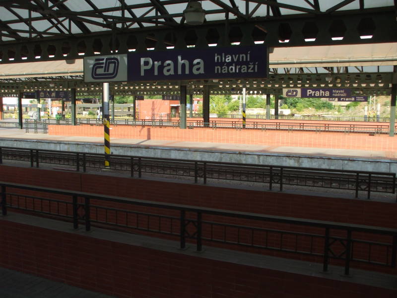 Praha hlavní nádraží, or Prague Central Station platforms.