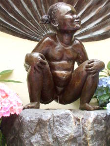 Jeanneke Pis statue of a peeing girl, across the alley from the Delirium Tremens cafe in Brussels.
