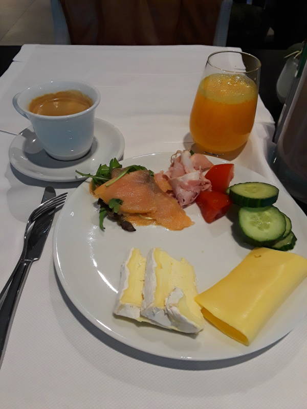 Breakfast in Mons.