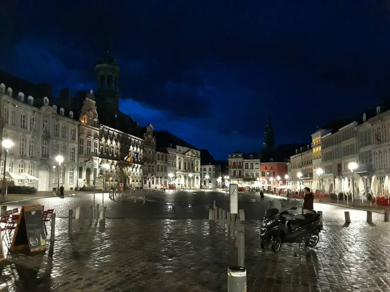 Main square in Mons at night.