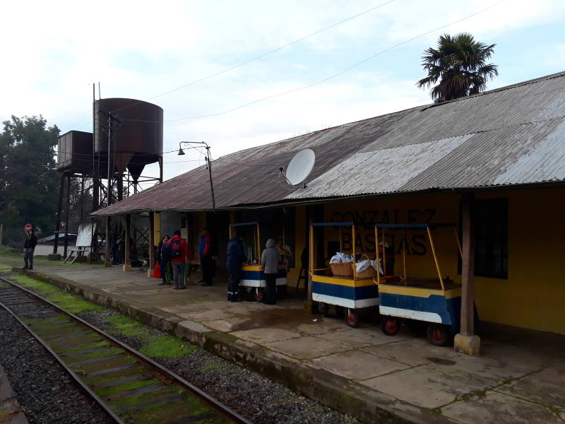 Vendors at the station at Gonzalez Bastias between Talca and Constitución