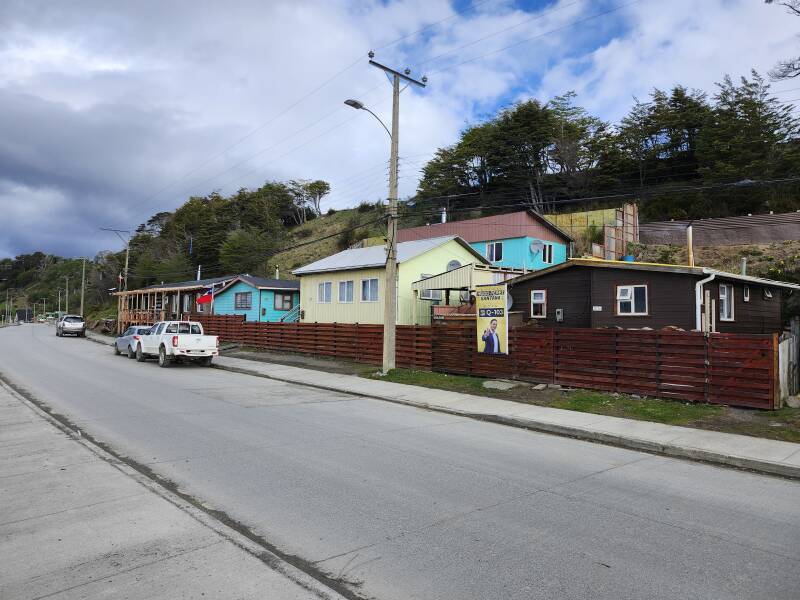 Past several refugios and a coffeeshop, returning to my place.