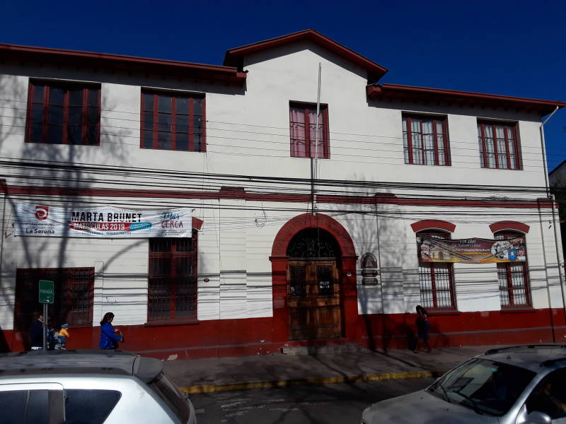 Walking along Avienda Francisco de Aguirre in La Serena, Chile; Liceo Tecnico Marta Brunet.