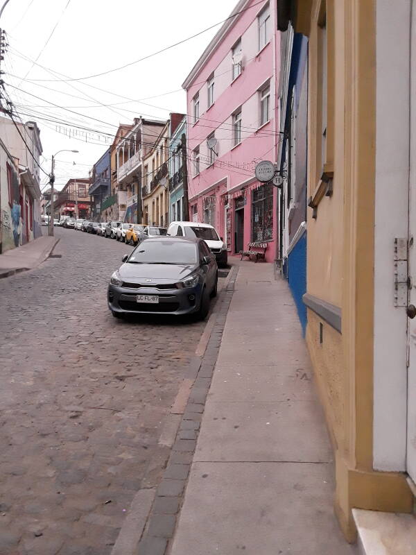 Walking up Cerro Alegre on Urriloa, nearing Templeman, in Valparaíso, Chile