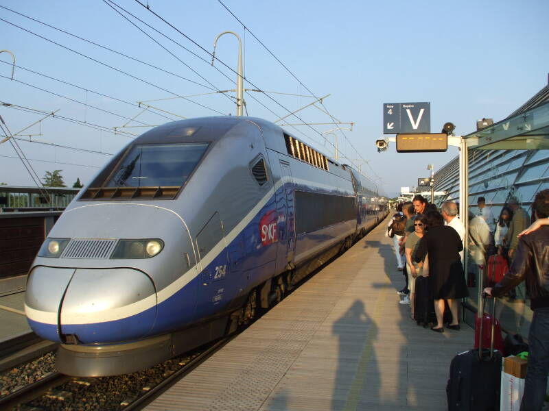 TGV to Paris arrives at Avignon TGV station.