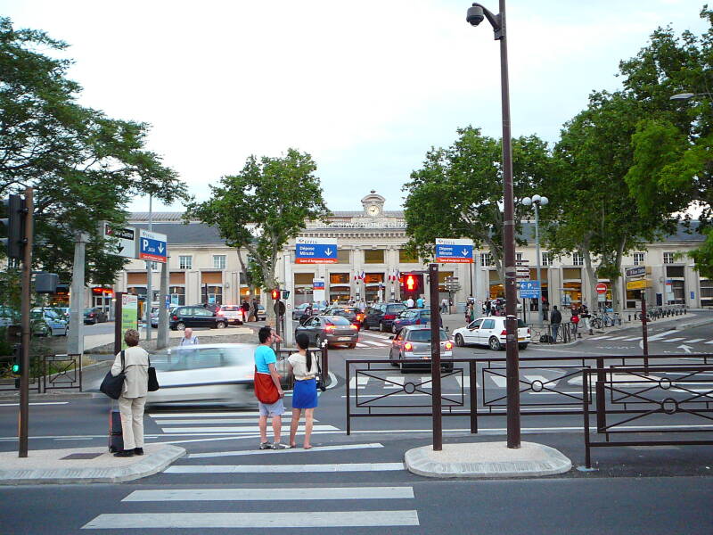 Leaving Gare d'Avignon Centre, now across Boulevard Saint-Michel, near the gate through the old city walls and Cours Jean Jaurès