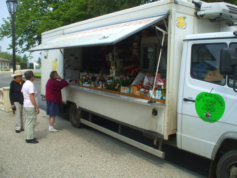 Grocery truck in Avril-sur-Loire.