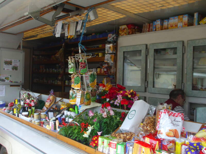 Grocery truck in Avril-sur-Loire.