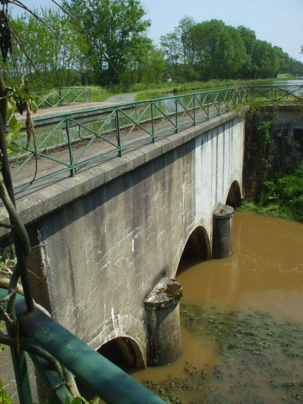 Very small canal bridge near Avril-sur-Loire.