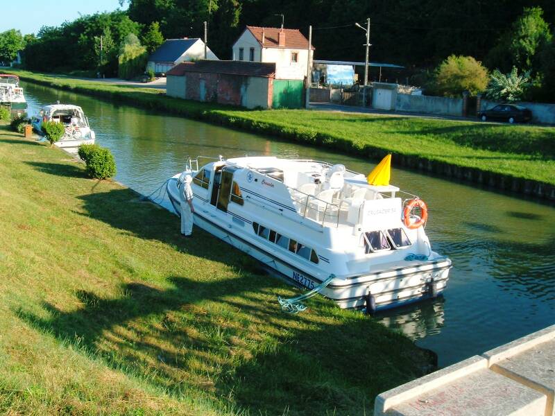Canal boat tied up at Beaulieu-sur-Loire on the Canal Latéral à la Loire.
