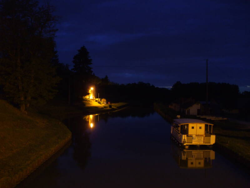 Canal boats tied up at Beaulieu-sur-Loire.