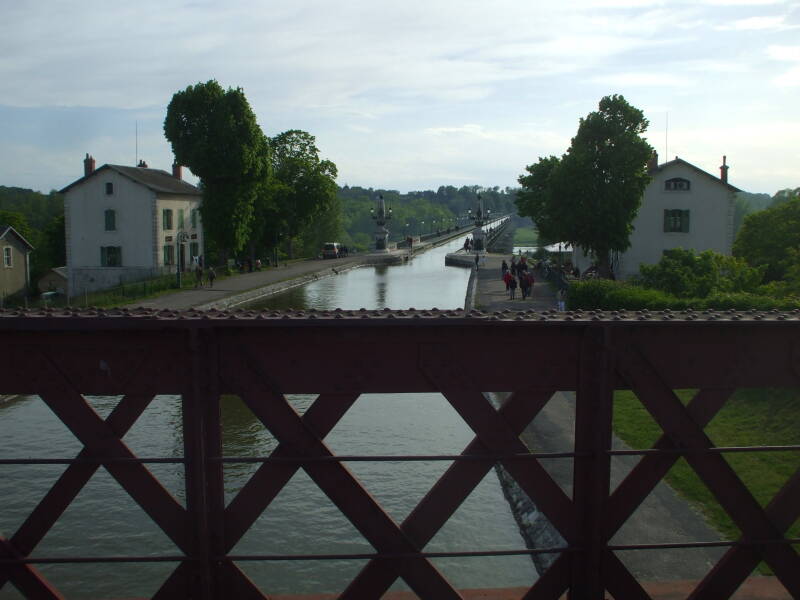 The Pont-Canal between Briare and Saint-Firmin-sur-Loire.
