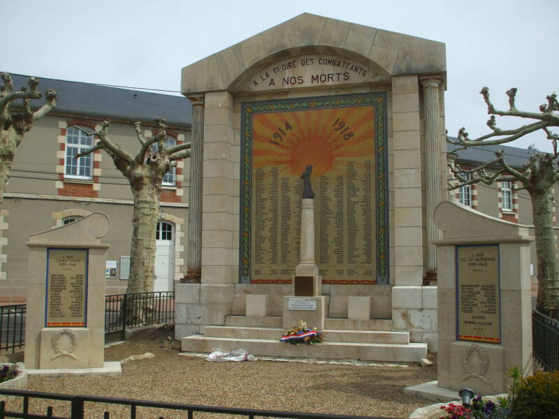 Memorial to war dead from First World War in Briare.