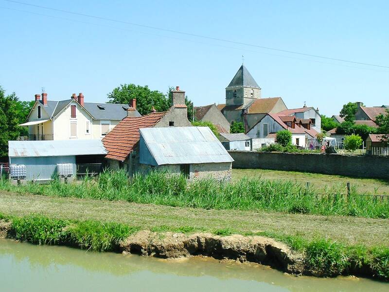 Passing Challuy, near Nevers.