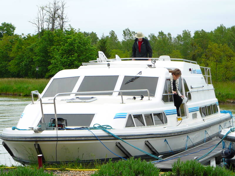 Loading our supplies onto our boat at Châtillon-sur-Loire.