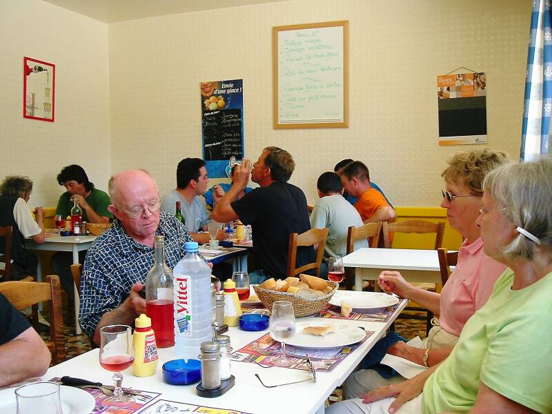 Eating lunch afé in the center of Chevenon, south of Nevers