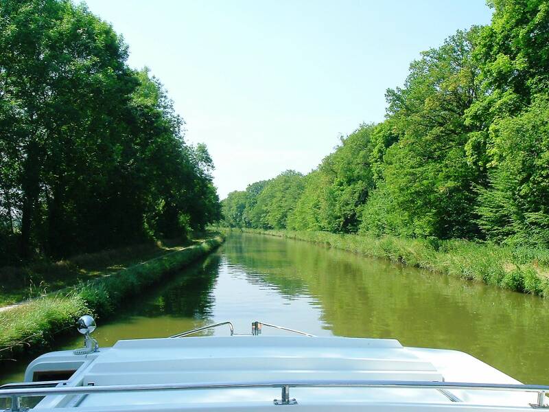 Continuing south on the Canal Latéral à la Loire from Cour-les-Barres toward Nevers.