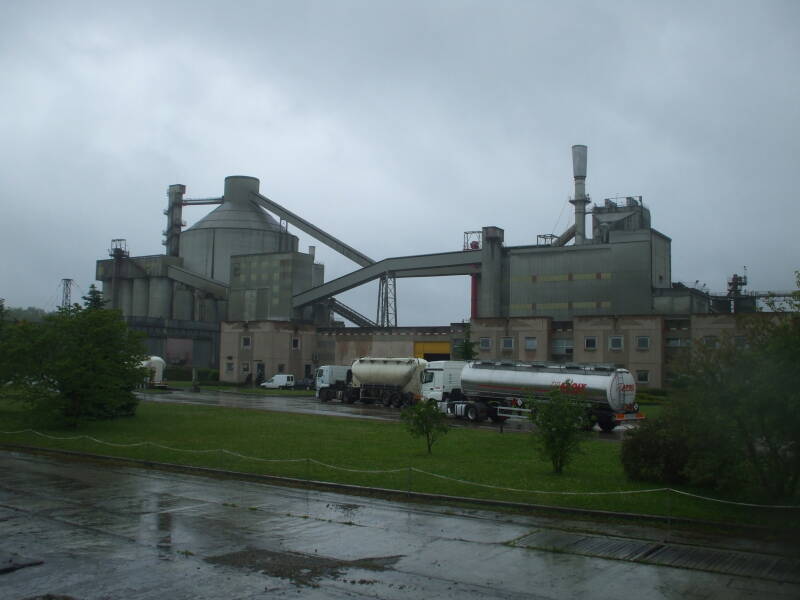 Modern industry along the Canal Latéral à la Loire: a cement plant